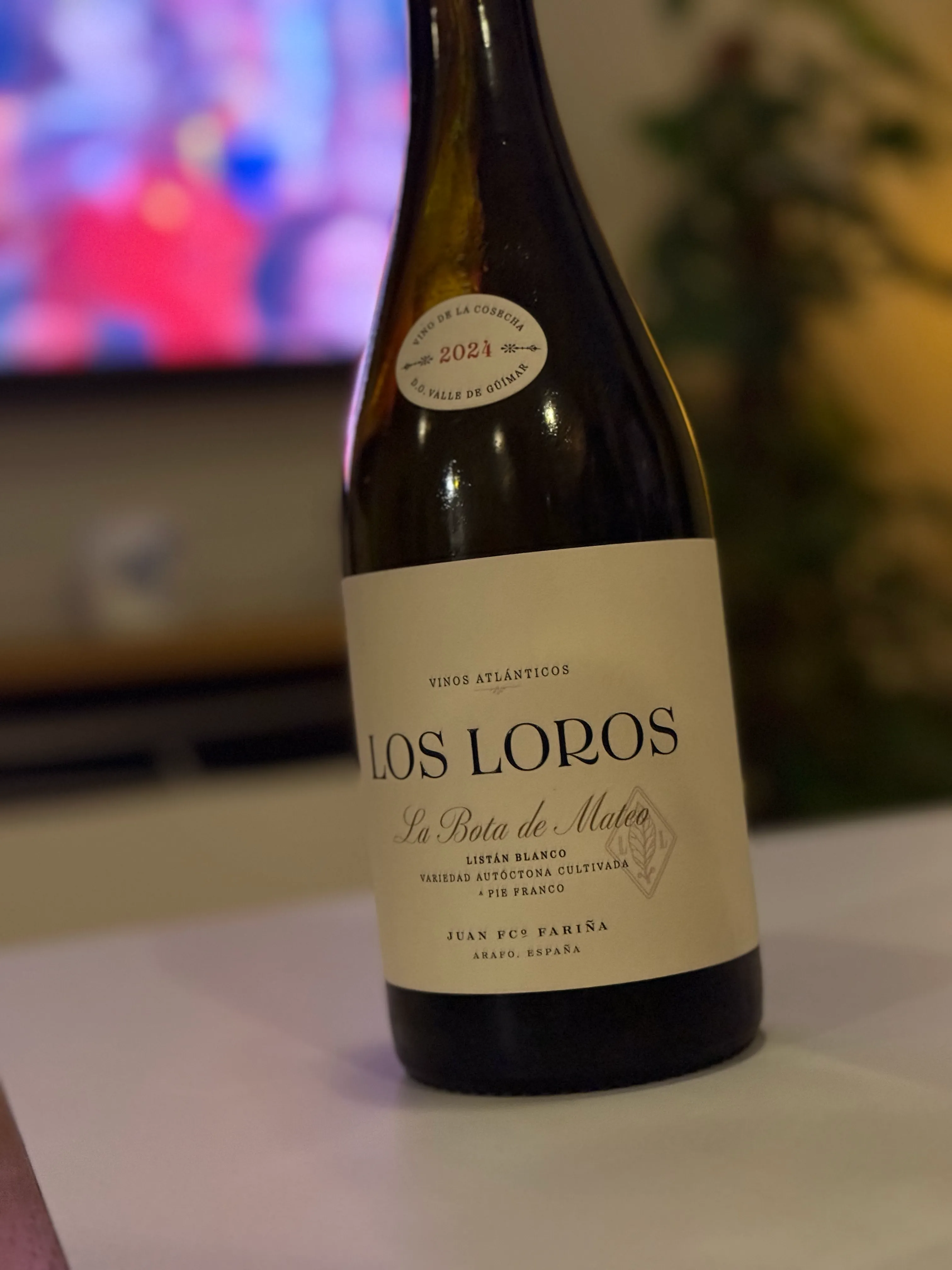 Botella de Los Loros La Bota de Mateo 2024, listán blanco del Valle de Güímar de Juan Francisco Fariña, con su etiqueta clásica sobre una mesa clara.